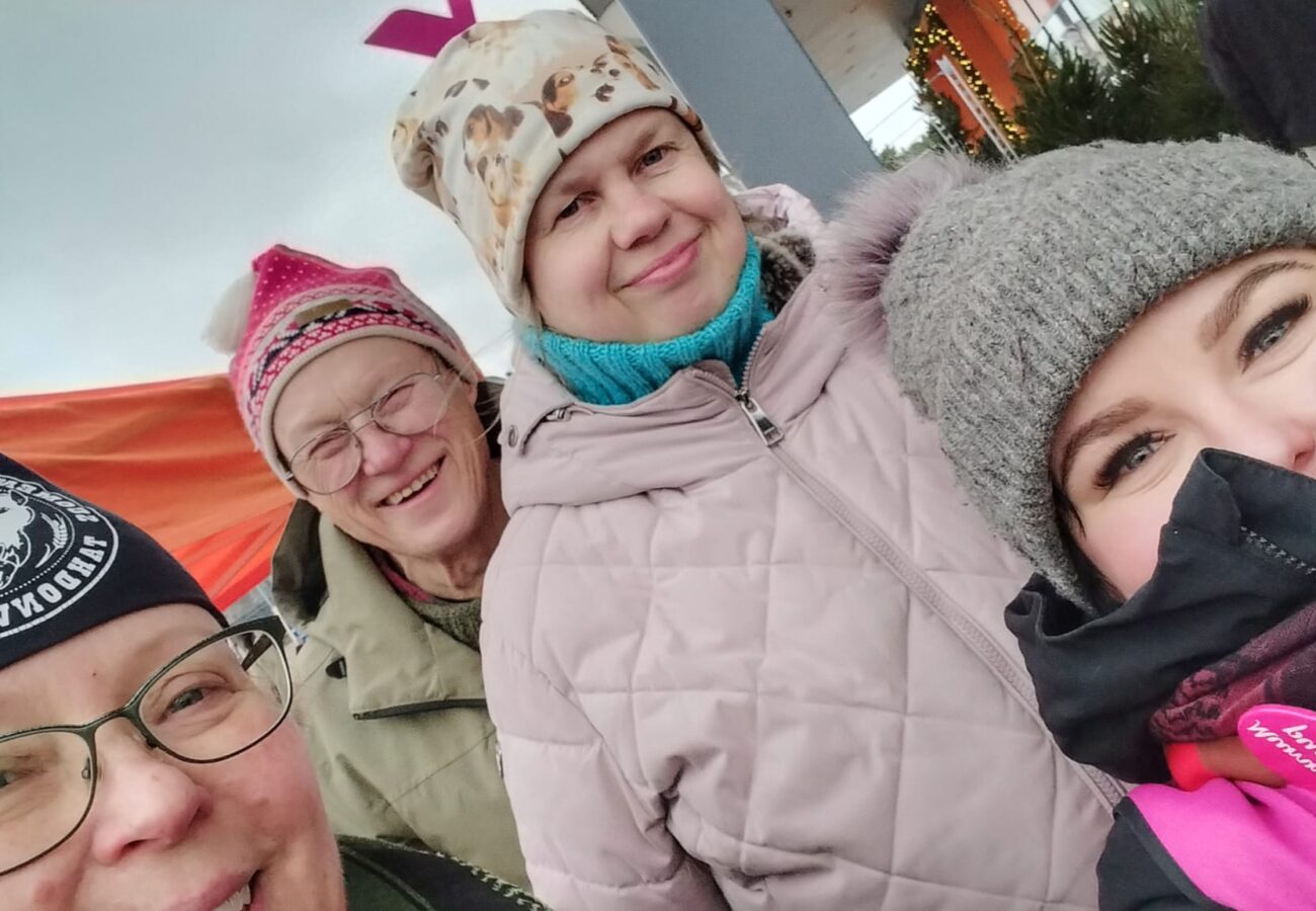 Eurajoen vasemmiston teltalla oli lämmin joulutunnelma. Mukana olivat mm. Susanne Ekroth, Jarmo Ruohonen, Laura Korkmaz ja Satu Pessi.