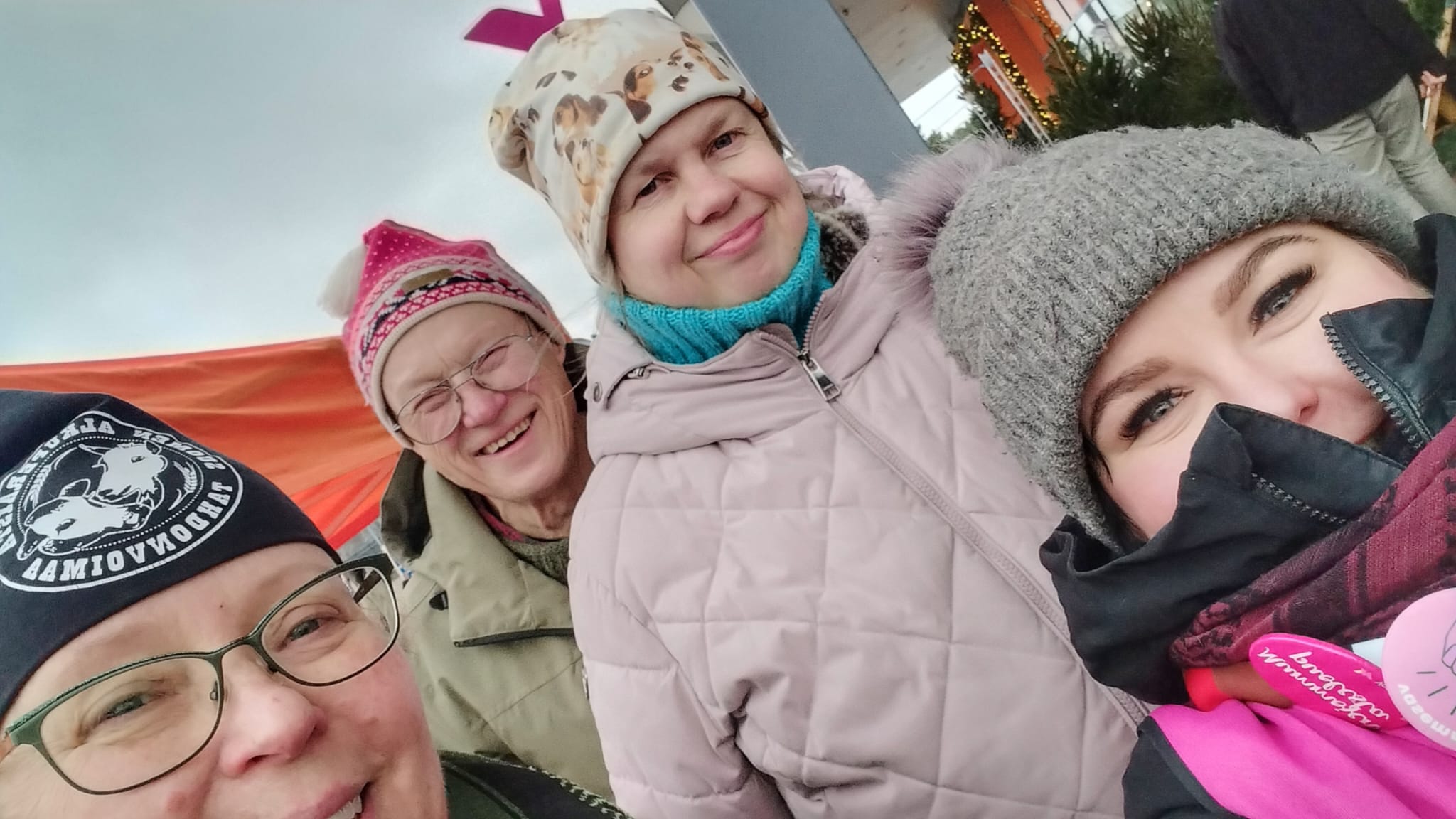 Eurajoen vasemmiston teltalla oli lämmin joulutunnelma. Mukana olivat mm. Susanne Ekroth, Jarmo Ruohonen, Laura Korkmaz ja Satu Pessi.